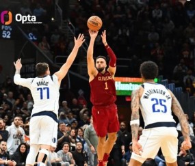 mk体育官网-59英尺三分绝杀独行侠 斯特鲁斯疯狂一投引爆球馆